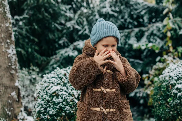 Niño Pequeño Con Sombrero Abrigo Jardín Nevado Invierno Polonia — Foto de Stock
