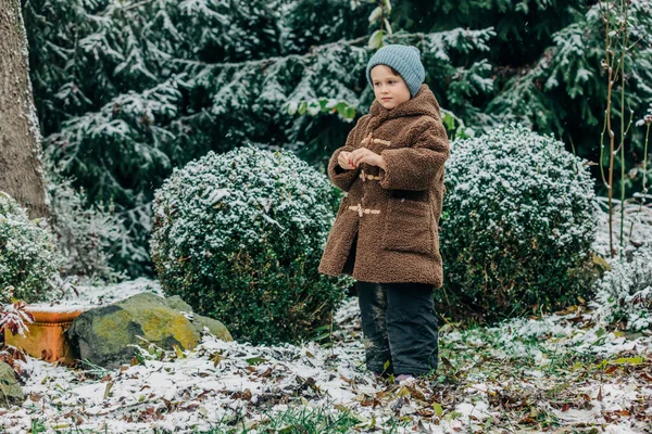 Малыш Шляпе Пальто Зимнем Снежном Саду Польша — стоковое фото