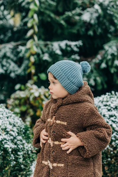 Criança Chapéu Casaco Inverno Jardim Nevado Polônia — Fotografia de Stock