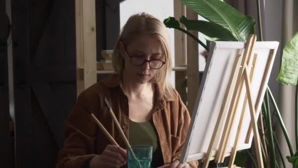 Jovem Mulher Branca Pintando Quadro Cavalete Conceito Para Tempo Relaxamento — Vídeo de Stock