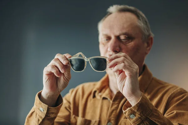 Anziano Uomo Indossa Occhiali Speciali Allenamento Degli Occhi — Foto Stock