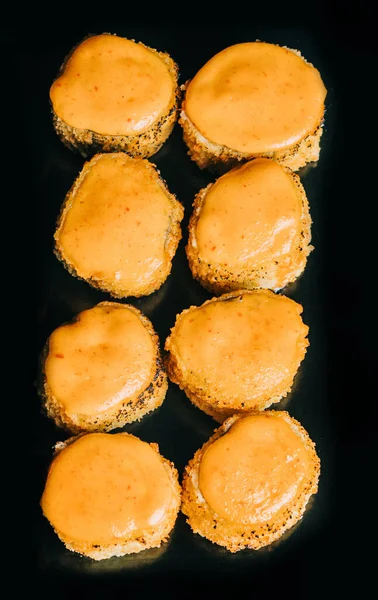 Rouleaux Sushi Chauds Chapelure Séchée Avec Moutarde Sur Fond Noir — Photo