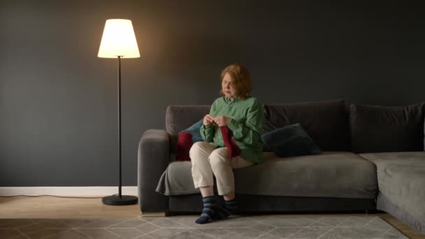 Alte Oma Strickt Pullover Hause Auf Der Couch — Stockvideo