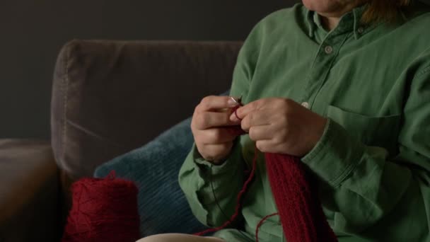 老奶奶在家里沙发上织毛衣 — 图库视频影像