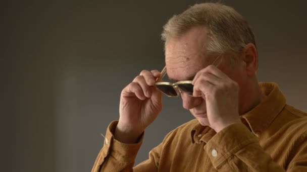 Sênior Com Óculos Pinhole Casa — Vídeo de Stock