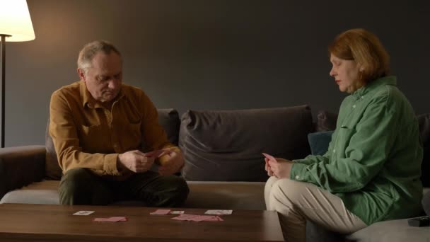 Dois Idosos Mulher Homem Jogar Cartas Casa — Vídeo de Stock