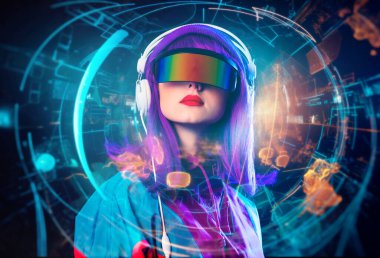 Siber punk gözlüklü şık bir kız ve 80 'lerin eşofmanlı koyu renk kulaklıklı. 