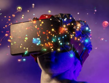 David, VR gözlükleri ve mor ışıkla baskın yaptı.