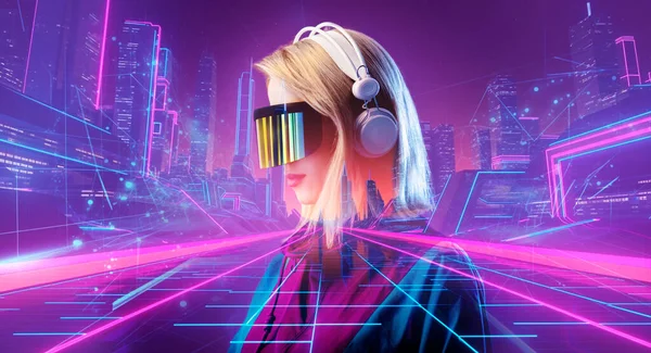 Blondynka Okularach Słuchawkach Neonowym Tle Miasta — Zdjęcie stockowe
