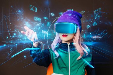 Siyah arka planda gelecek arayüzü olan VR gözlüklü şık kadın kavramı