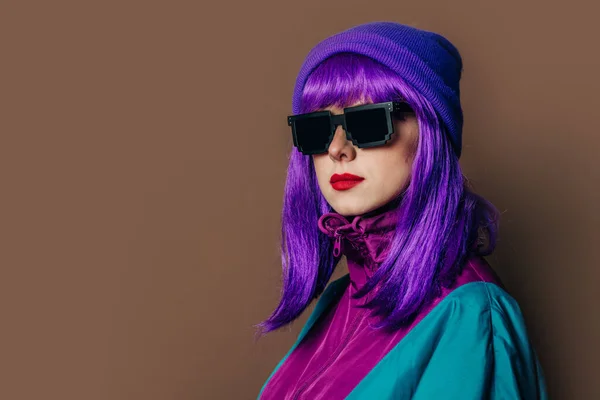 黒を基調としたサングラスと紫の服と髪のスタイリッシュな女性 — ストック写真