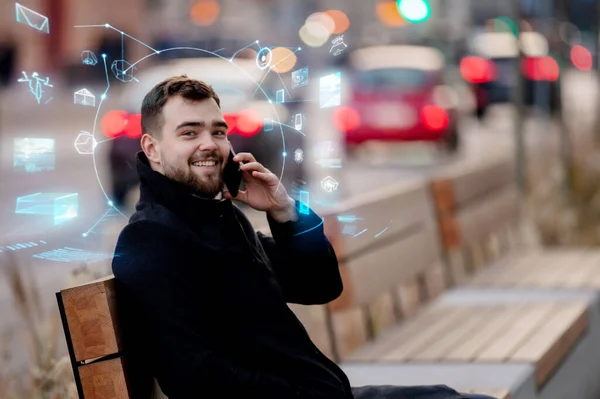 Mladý Muž Mluví Telefonu Sedí Lavičce Ulici Vratislavi Polsko — Stock fotografie