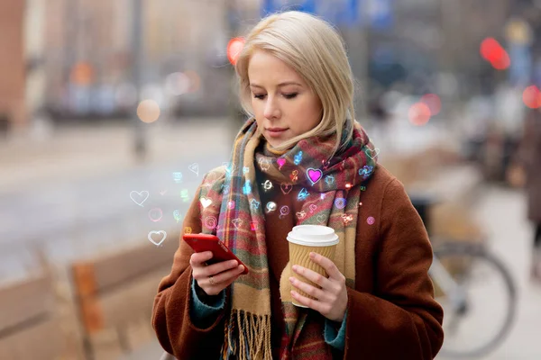 Piękna Blondynka Filiżanką Kawy Przy Użyciu Telefonu Komórkowego Ulicy Miasta — Zdjęcie stockowe