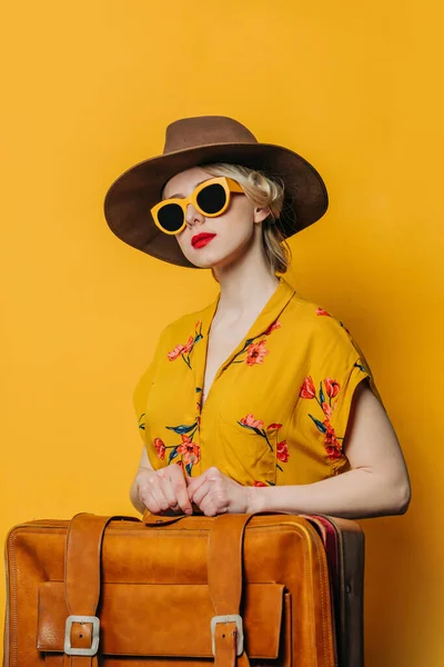 Stilvolle Blonde Haare Frau Mit Hut Sonnenbrille Und Hemd Mit — Stockfoto