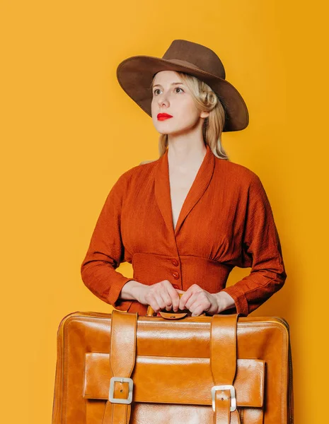 Blond Haar Vrouw Vintage Hoed Bruine Jurk Met Koffer Gele — Stockfoto