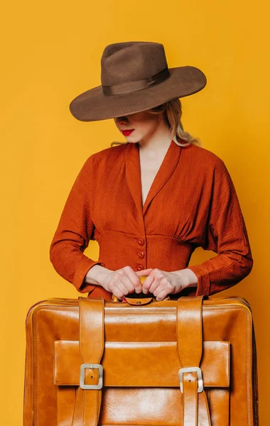 Blonde Haare Frau Mit Vintage Hut Und Braunem Kleid Mit — Stockfoto