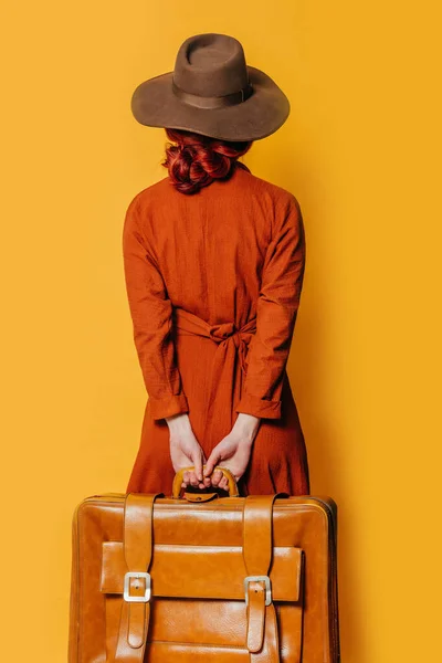 Rückseite Auf Stilvolle Rothaarige Frau Mit Hut Und Braunem Kleid — Stockfoto