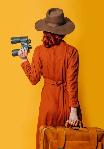 Back Side View Stylish Redheaded Woman Hat Brown Dress Binoculars — Stock Photo, Image
