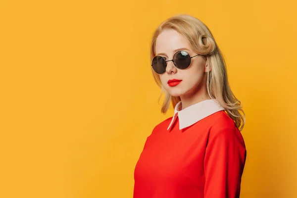 Stijlvolle Ernstige Blonde Haar Vrouw Rode Jurk Zonnebril Gele Achtergrond — Stockfoto