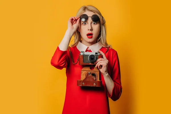 Überraschte Blonde Haarfrau Rotem Kleid Und Schwarzer Sonnenbrille Mit Vintage — Stockfoto