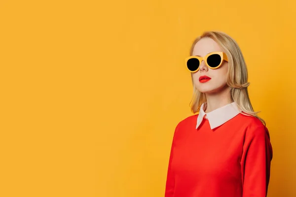 Stijlvolle Ernstige Blonde Haar Vrouw Rode Jurk Zonnebril Gele Achtergrond — Stockfoto