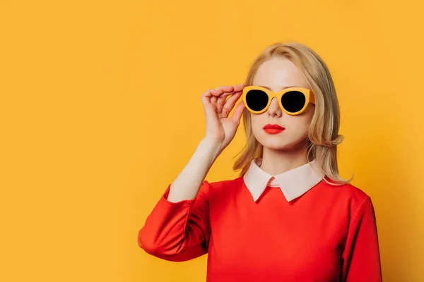 Stylové Vážné Blond Vlasy Žena Červených Šatech Sluneční Brýle Žlutém — Stock fotografie