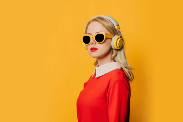 Stylowa Blondynka Włosy Kobieta Czerwonej Sukience Słuchawkami Żółtym Tle — Zdjęcie stockowe
