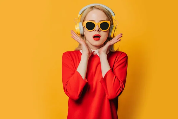 Stilvoll Überrascht Blonde Haare Frau Rotem Kleid Und Sonnenbrille Mit — Stockfoto