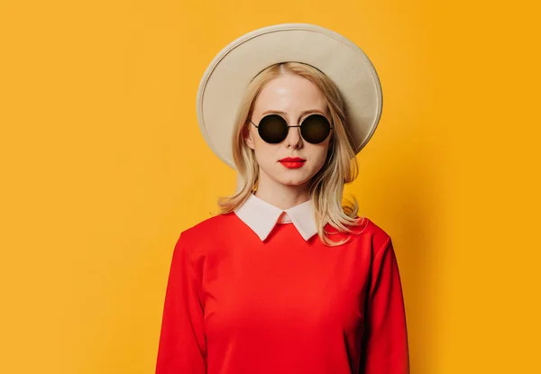 Stijlvolle Blonde Haar Vrouw Rode Jurk Zonnebril Gele Achtergrond — Stockfoto