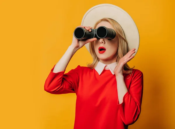 Verrast Blond Haar Vrouw Hoed Rode Jurk Met Verrekijker Gele — Stockfoto