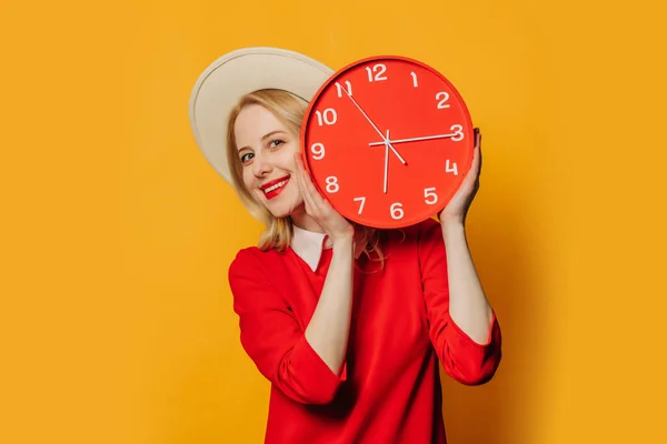 Femme Blonde Souriante Robe Rouge Avec Horloge Sur Fond Jaune — Photo