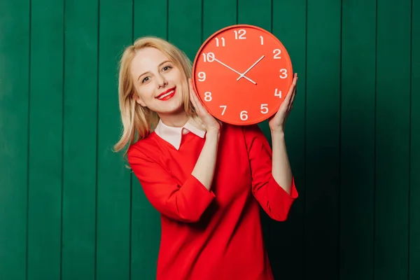 Mulher Cabelo Loira Sorridente Vestido Vermelho Com Relógio Fundo Madeira — Fotografia de Stock
