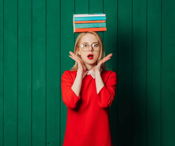Stijlvol Blond Haar Vrouw Rode Jurk Met Boek Hoofd Groene — Stockfoto