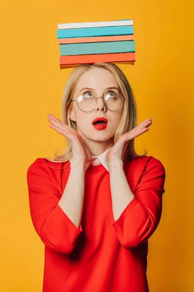 Стильна Блондинка Окулярах Червона Сукня Книгою Голові Жовтому Тлі — стокове фото