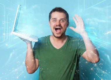 Laptop bilgisayarı ve mavi arka planda soyut bağlantıları olan şık bir genç.