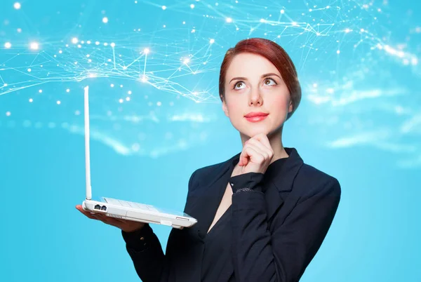 Geschäftsfrau Mit Laptop Und Abgrundtiefen Verbindungen Auf Blauem Hintergrund — Stockfoto
