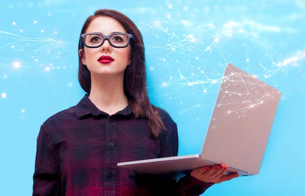 Retrato Bela Jovem Mulher Óculos Com Laptop Conexões Abstratas Fundo — Fotografia de Stock