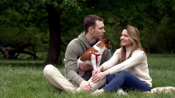 Jeune Couple Avec Jack Russell Terriers Assis Sur Herbe Verte — Video