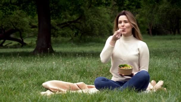 Tânăra Femeie Caucaziană Stă Iarbă Verde Parc Mănâncă Salată Prânz — Videoclip de stoc