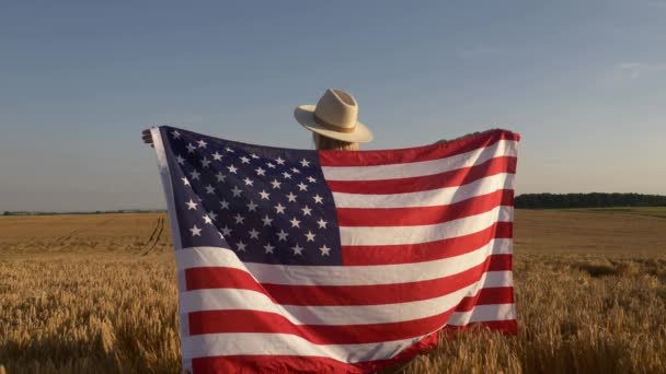Stylowa Biała Kobieta Kowbojskim Kapeluszu Flagą Usa Żółtym Polu Pszenicy — Wideo stockowe