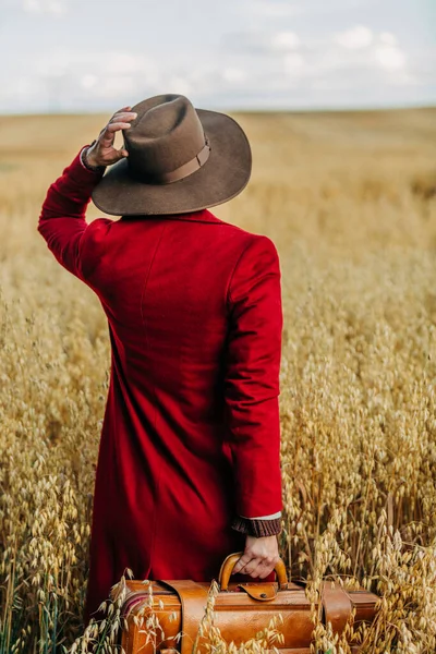 Elegante Mujer Con Sombrero Vintage Abrigo Rojo Con Maleta Campo Imagen de archivo