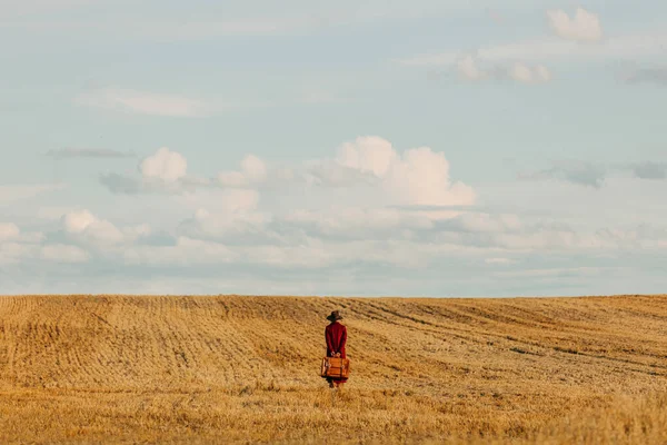 Стильная Женщина Винтажной Шляпе Красное Пальто Чемоданом Пшеничном Поле Сельской Стоковое Фото