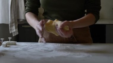 Annem hamuru yapar ve yuvarlar.