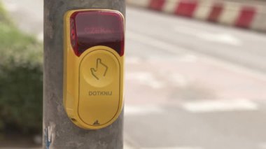 Yaya geçidindeki yayalar için sarı düğme, Wroclaw, Polonya