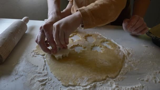 Anne Oğlu Polonya Mutfağında Zencefilli Kurabiye Yapıyor — Stok video