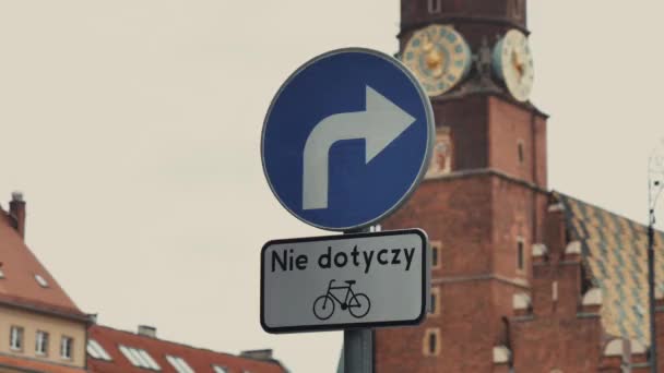 波兰弗罗茨拉夫的右路标 — 图库视频影像