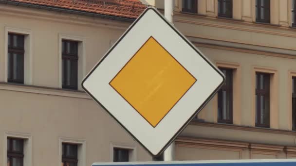 Dopravní Značka Hlavní Silnice Vratislavi Polsko — Stock video