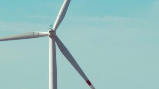 Detailní Pohled Větrnou Turbínu Větrné Farmy Pozadí Modré Oblohy Polsko — Stock video