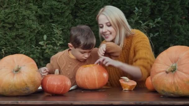Máma Syn Vyřezávat Halloween Dýně Zahradním Stole — Stock video