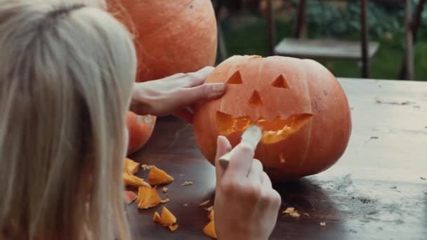 Mama Syn Rzeźbić Halloween Dyni Podwórku Tabeli — Wideo stockowe